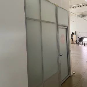 Офісна кабіна після застосування матової плівки