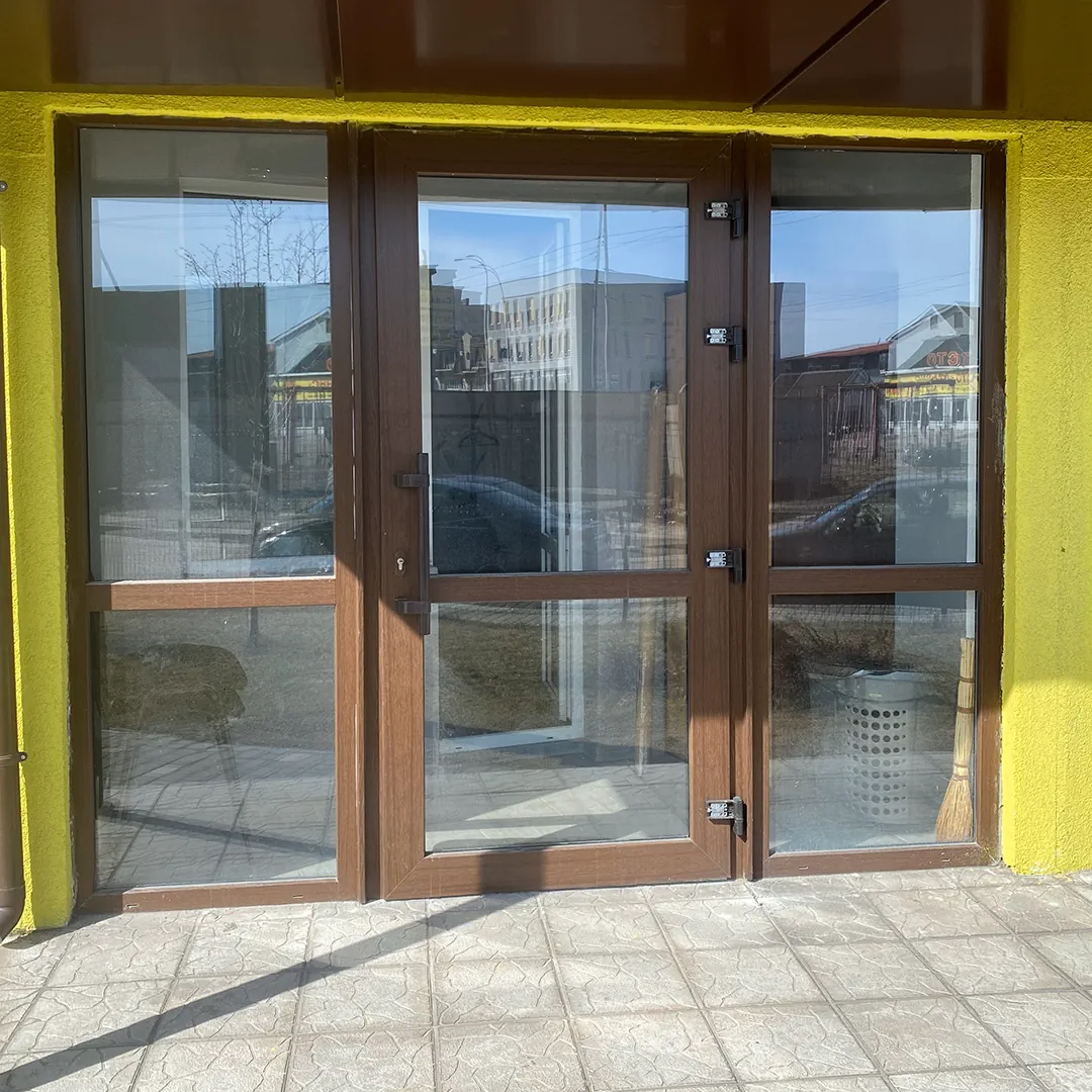 Вхідні двері з прозорими вікнами без плівки