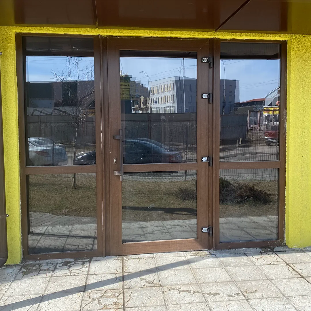 Вхідні двері після застосування дзеркальної плівки